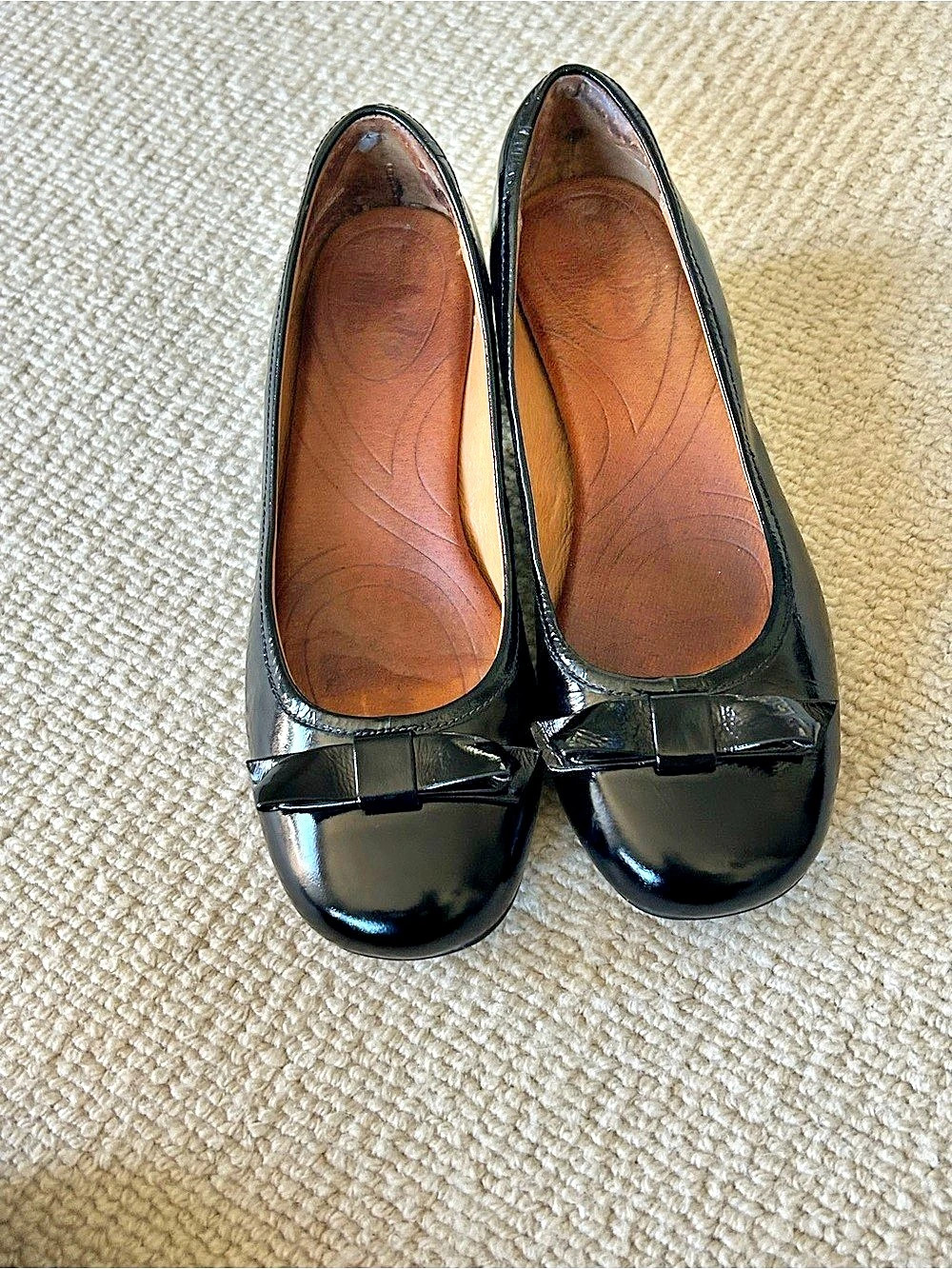 Clarks B0794 Black Patent Bow Flats US 6M